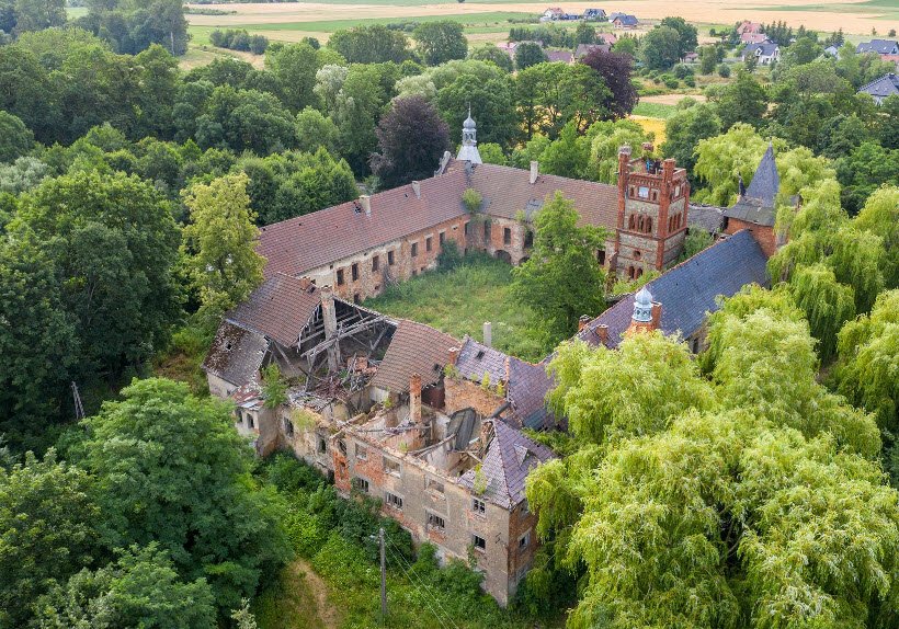 Pałac w Łące Prudnickiej, Poland